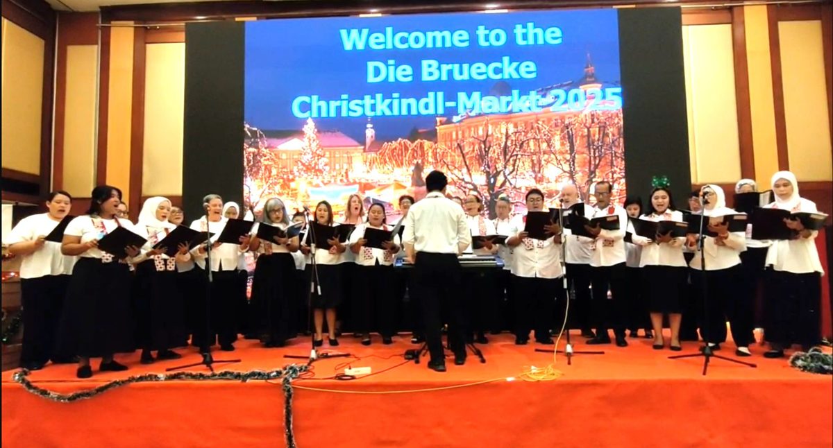 SJCC at a Christkindlmarkt stage