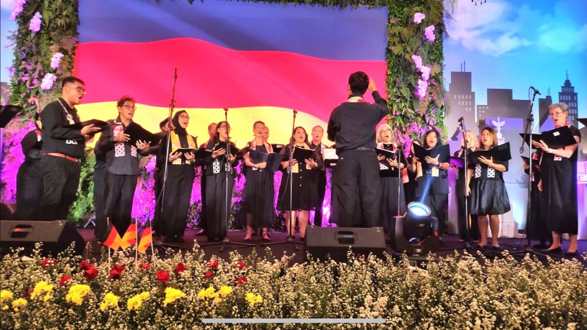 SJCC singing in front of the German flag