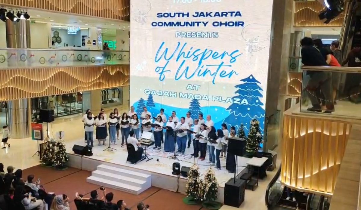 SJCC performing Whispers of Winter in a shopping mall atrium